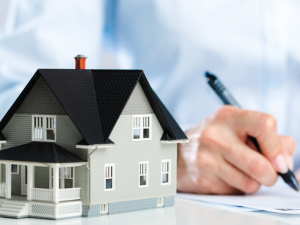 How much do real estate agents earn UK