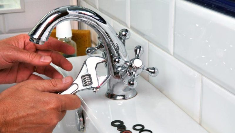 5 Things to Do While Waiting for an Emergency Plumber 