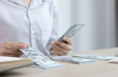 how much do solicitors charge to sell a house