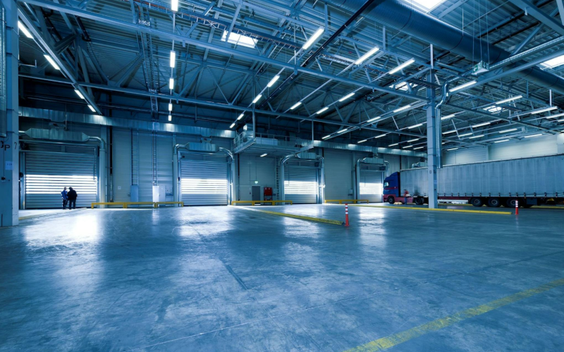 Benefits of using mobile scissor lift tables in warehouses